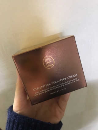 프리미어룩 실크 리프팅 아이 앤 넥 크림 — 5점을 준 리뷰어가 2019년 11월 올린 사용 사진