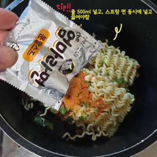 라면 그대로가 제일 맛있는 더엄마라면 — 5점을 준 리뷰어가 2019년 7월 올린 사용 사진