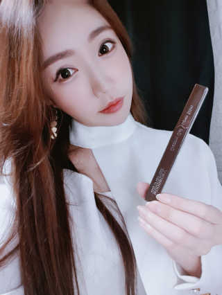 우드버리 스테이24 아이라이너 — 5점을 준 리뷰어가 2019년 4월 올린 사용 사진