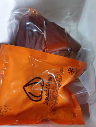 행복먹거리공작소 맥족. 맥주에 빠진 족발 550g + 마늘소스 70g — 5점을 준 리뷰어가 2020년 2월 올린 사용 사진