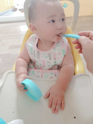 [베이비앤아이] 클린 이유식 방수 턱받이 — 4점을 준 리뷰어가 2019년 7월 올린 사용 사진