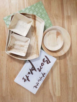 본플라 친환경 야자나무잎 접시 — 3.5점을 준 리뷰어가 2018년 8월 올린 사용 사진