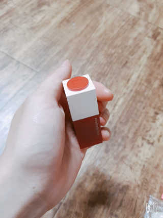 스톤브릭 라커틴트 립스틱스 — 5점을 준 리뷰어가 2019년 9월 올린 사용 사진
