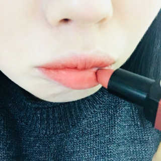 라네베 로즈 벨벳 립스틱 — 4.83점을 준 리뷰어가 2018년 2월 올린 사용 사진