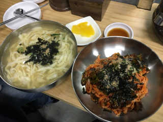 칼국수에끌림 [칼국수에 끌림] 손칼국수+비빔칼국수+왕만두4개 — 5점을 준 리뷰어가 2018년 10월 올린 사용 사진