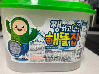 [로하스 인증 제습제] 쨍하고 해뜰집 옷장용 프리미엄 — 5점을 준 리뷰어가 2019년 9월 올린 사용 사진