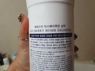 (주)에네스티 믹스베리 단백질 폭탄 샴푸 1000g — 4점을 준 리뷰어가 2019년 12월 올린 사용 사진