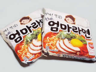 라면 그대로가 제일 맛있는 더엄마라면 — 4.17점을 준 리뷰어가 2019년 6월 올린 사용 사진