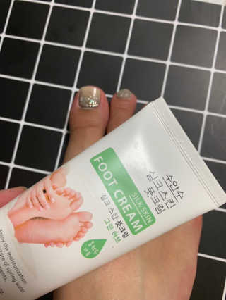 (주)에네스티 에네스티 수안수 실크스킨 풋크림 1+1 — 5점을 준 리뷰어가 2019년 9월 올린 사용 사진