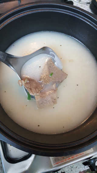 [풀무원] 사골곰탕국밥 황태해장국밥 — 4.33점을 준 리뷰어가 2018년 6월 올린 사용 사진