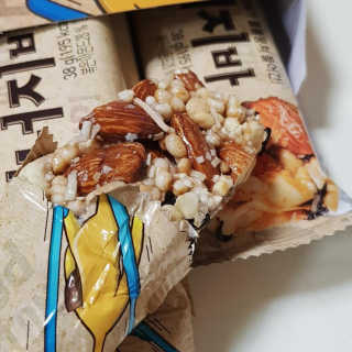 견과가 똘똘 뭉쳐들어간 넛츠몬 에너지바 1BOX 6개입 — 4.67점을 준 리뷰어가 2018년 1월 올린 사용 사진