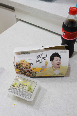 [치킨마루]-  빠사칸윙봉현미 + 콜라 500ml — 4점을 준 리뷰어가 2019년 7월 올린 사용 사진