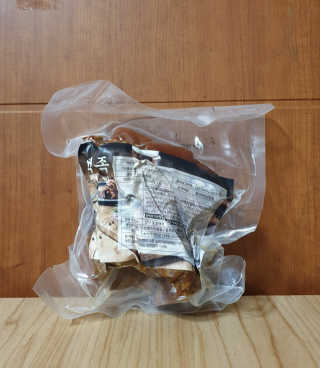 행복먹거리공작소 맥족. 맥주에 빠진 족발 550g + 마늘소스 70g — 4점을 준 리뷰어가 2020년 3월 올린 사용 사진
