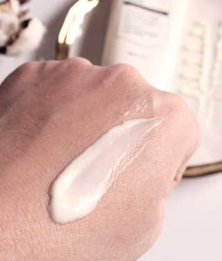 소프트 에어리 UV 에센스 SPF 50 PA ++++ — 4.83점을 준 리뷰어가 2018년 11월 올린 사용 사진