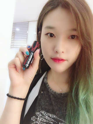 터치인솔 고 익스트림 하이 데피니션 립 락커 — 5점을 준 리뷰어가 2018년 8월 올린 사용 사진