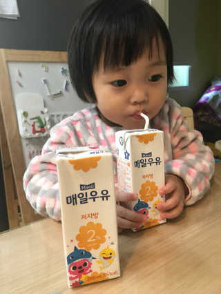 매일우유 멸균 매일우유 저지방 2프로 멸균 핑크퐁 에디션 6입 — 4.83점을 준 리뷰어가 2017년 12월 올린 사용 사진