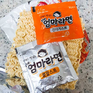 라면 그대로가 제일 맛있는 더엄마라면 — 4.5점을 준 리뷰어가 2019년 7월 올린 사용 사진