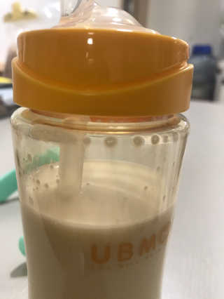 유비맘 PPSU 젖병 노꼭지_260ml_컬러 랜덤 발송 — 4점을 준 리뷰어가 2020년 3월 올린 사용 사진