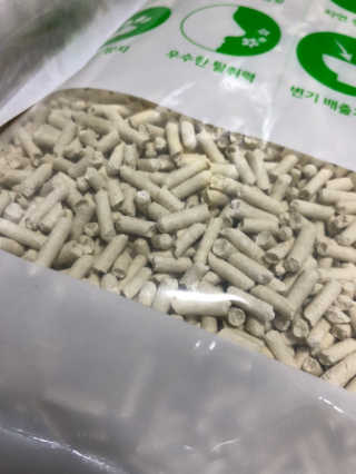 [펫토리아] BEST 고양이두부모래 6L 한삽뚝딱 — 5점을 준 리뷰어가 2019년 2월 올린 사용 사진