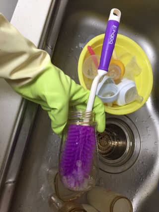 [베이비앤아이] 실리콘 사각모 회전, 일자 젖병솔세트 — 4점을 준 리뷰어가 2019년 6월 올린 사용 사진