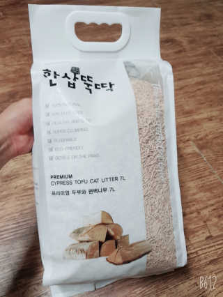 [펫토리아]한삽뚝딱 프리미엄 고양이 두부모래 — 5점을 준 리뷰어가 2019년 8월 올린 사용 사진