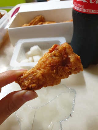 [치킨마루]-  빠사칸윙봉현미 + 콜라 500ml — 4점을 준 리뷰어가 2019년 7월 올린 사용 사진