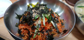 칼국수에끌림 [칼국수에 끌림] 손칼국수+비빔칼국수+왕만두4개 — 5점을 준 리뷰어가 2018년 10월 올린 사용 사진
