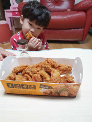 [치킨마루]-  빠사칸윙봉현미 + 콜라 500ml — 5점을 준 리뷰어가 2019년 7월 올린 사용 사진