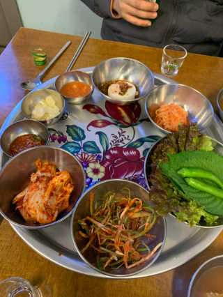 [동네맛집족발] 4개 족발 중 택1 — 5점을 준 리뷰어가 2020년 4월 올린 사용 사진