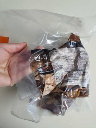 행복먹거리공작소 맥족. 맥주에 빠진 족발 550g + 마늘소스 70g — 4점을 준 리뷰어가 2020년 3월 올린 사용 사진
