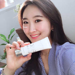 코스메티 블랙티 톤업  화이트 선크림 — 5점을 준 리뷰어가 2018년 5월 올린 사용 사진