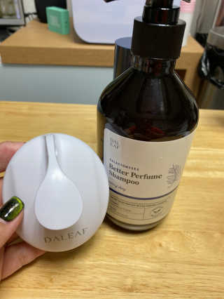 달리프 베러 퍼퓸 샴푸 1000ml 레이니데이 or 일랑로즈 — 3점을 준 리뷰어가 2020년 2월 올린 사용 사진
