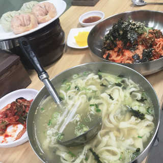 칼국수에끌림 [칼국수에 끌림] 손칼국수+비빔칼국수+왕만두4개 — 5점을 준 리뷰어가 2018년 10월 올린 사용 사진