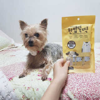 [펫토리아]짜먹는 한입뚝딱 강아지.고양이 마약간식 — 5점을 준 리뷰어가 2019년 8월 올린 사용 사진