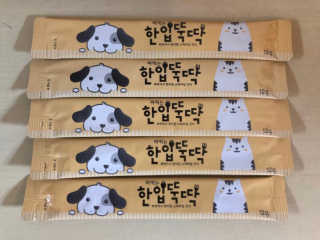 [펫토리아]짜먹는 한입뚝딱 강아지.고양이 마약간식 — 5점을 준 리뷰어가 2019년 8월 올린 사용 사진