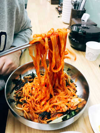 칼국수에끌림 [칼국수에 끌림] 손칼국수+비빔칼국수+왕만두4개 — 4.67점을 준 리뷰어가 2018년 10월 올린 사용 사진