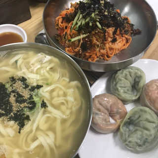 칼국수에끌림 [칼국수에 끌림] 손칼국수+비빔칼국수+왕만두4개 — 4.83점을 준 리뷰어가 2018년 10월 올린 사용 사진