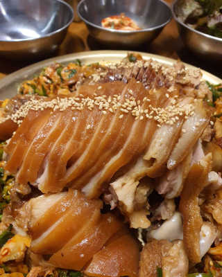[동네맛집족발] 4개 족발 중 택1 — 5점을 준 리뷰어가 2019년 12월 올린 사용 사진