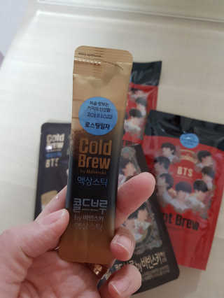 한국야쿠르트 콜드브루, 핫브루 액상스틱 BTS 일러스트 — 4.5점을 준 리뷰어가 2018년 11월 올린 사용 사진
