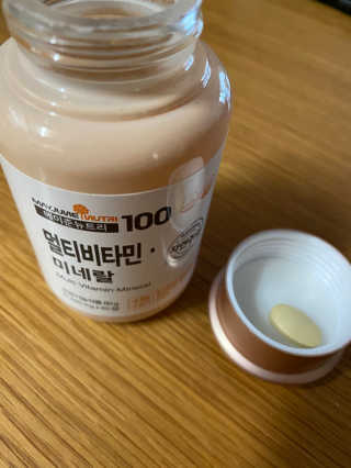 [메이준뉴트리] 멀티비타민and미네랄 1병, 1개월 분 — 5점을 준 리뷰어가 2020년 3월 올린 사용 사진