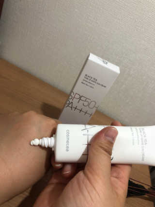코스메티 블랙티 톤업  화이트 선크림 — 5점을 준 리뷰어가 2018년 4월 올린 사용 사진
