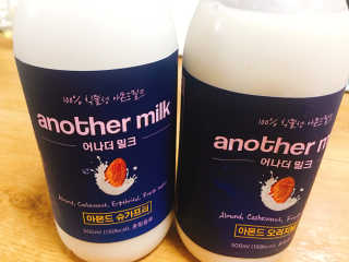 식사대용 아몬드밀크 어나더밀크 500ml X 2병 — 5점을 준 리뷰어가 2018년 8월 올린 사용 사진