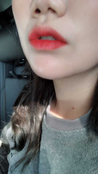 [블랙루즈] 로즈 벨벳 립스틱 택1+랜덤1 — 5점을 준 리뷰어가 2018년 11월 올린 사용 사진