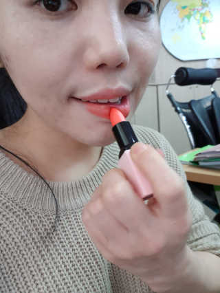 FM메이크업 벨벳 크리미 립스틱 05리얼코랄 — 4점을 준 리뷰어가 2018년 3월 올린 사용 사진