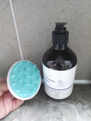 달리프 베러 퍼퓸 샴푸 1000ml 레이니데이 or 일랑로즈 — 5점을 준 리뷰어가 2020년 1월 올린 사용 사진