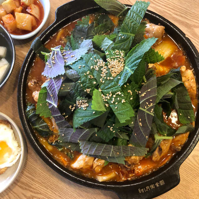[대성이네_신촌] 깻잎큰닭찜 한마리+사리 中 택2 set 리뷰 사진