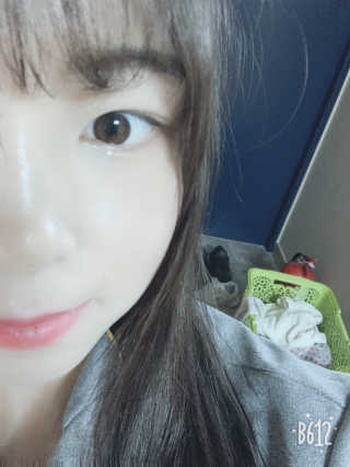 [블랙루즈] 펄블리 아이 글리터 2종 — 5점을 준 리뷰어가 2019년 1월 올린 사용 사진