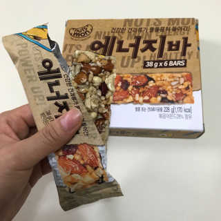 견과가 똘똘 뭉쳐들어간 넛츠몬 에너지바 1BOX 6개입 — 5점을 준 리뷰어가 2018년 1월 올린 사용 사진