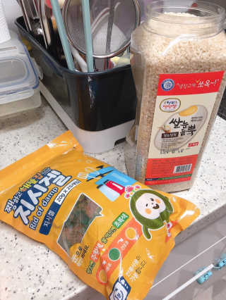 쨍하고 해뜰집 재사용 가능한 로하스 인증 지시겔 제습제 25g 20개입 — 5점을 준 리뷰어가 2019년 9월 올린 사용 사진