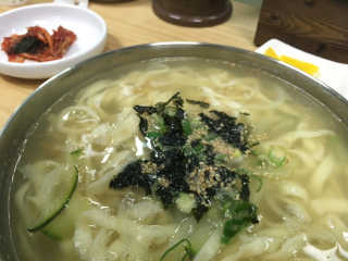 칼국수에끌림 [칼국수에 끌림] 손칼국수+비빔칼국수+왕만두4개 — 5점을 준 리뷰어가 2018년 10월 올린 사용 사진
